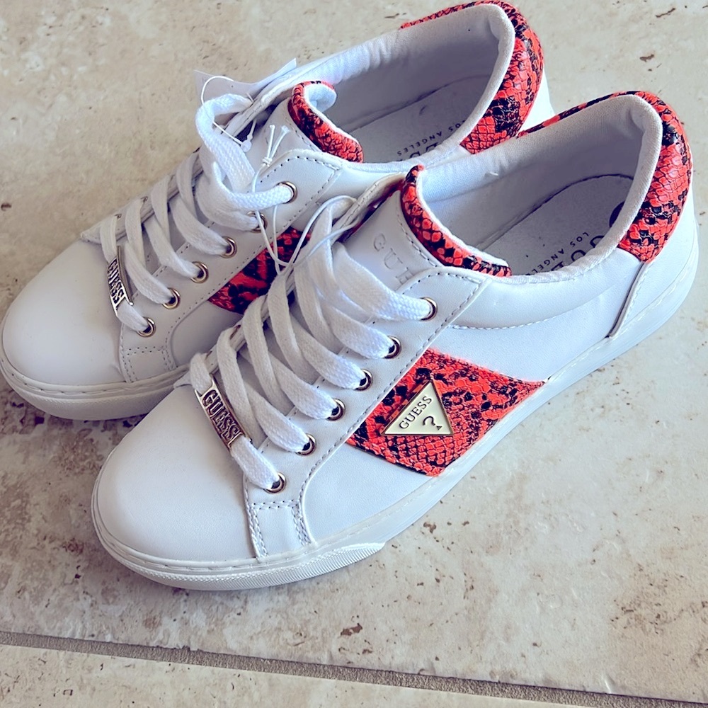NWT- Guess Lace Up Sneaker